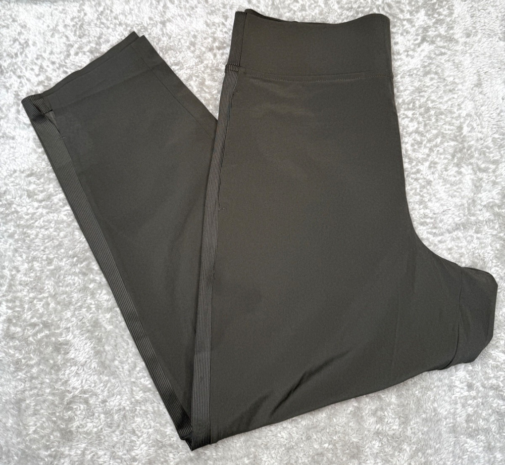 Kirkland Olive Green Pull On Quick Dry Stretch Ankle Pants Womens Size M NWOT